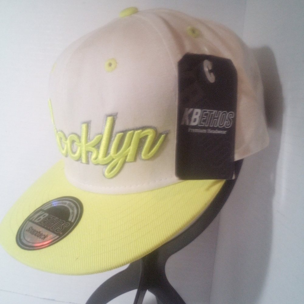 50%off BROOKLYN ORIGINAL  SNAPBACK CAP LIME GREEN VISOR AND INSIGNIA  DISPLAY I…